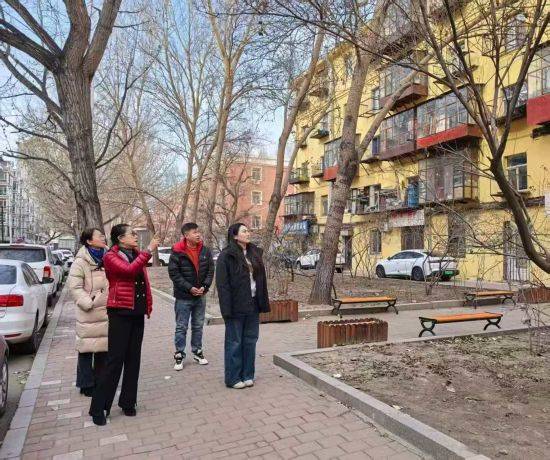 哈市香坊區(qū)安樂街道高效推進(jìn)大慶副路外掛陽臺(tái)清理工作